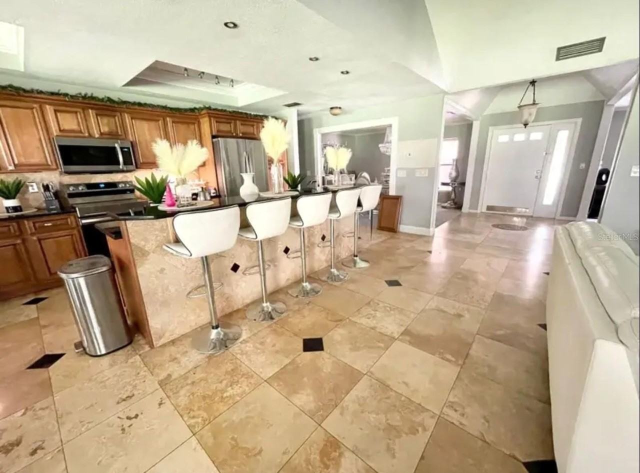 1102 Sugartree Dr S - Photo 3 of 10