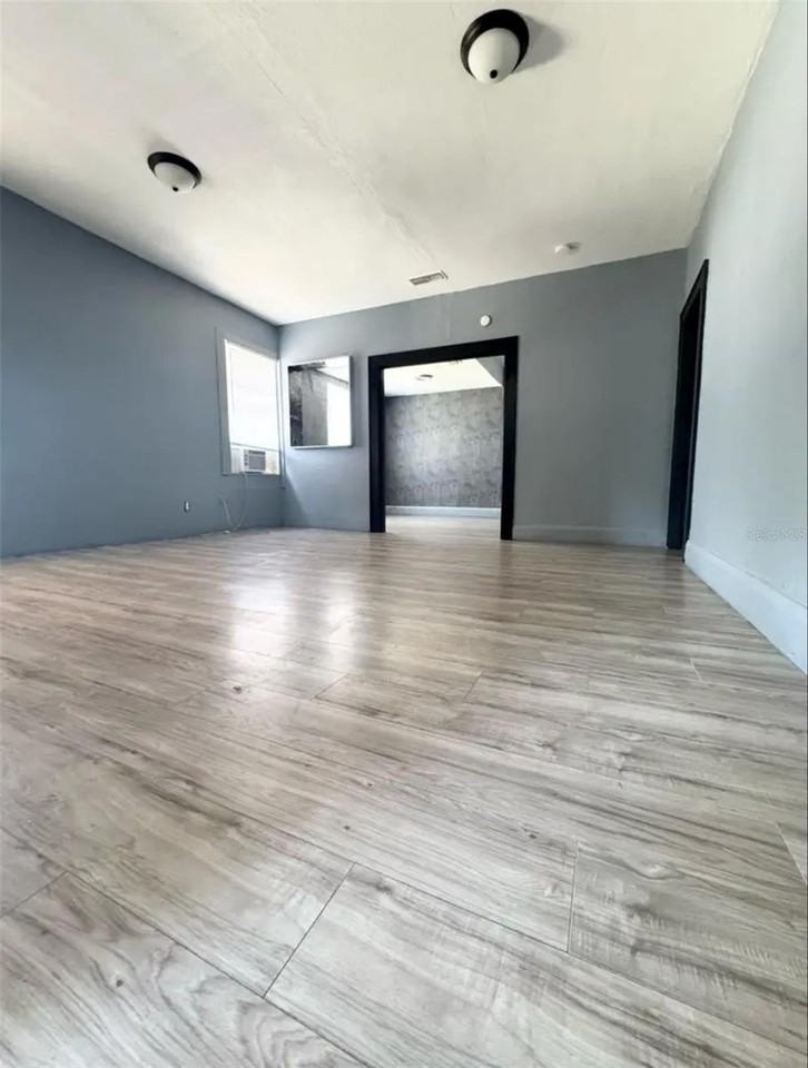 1047 Sycamore St - Photo 3 of 15