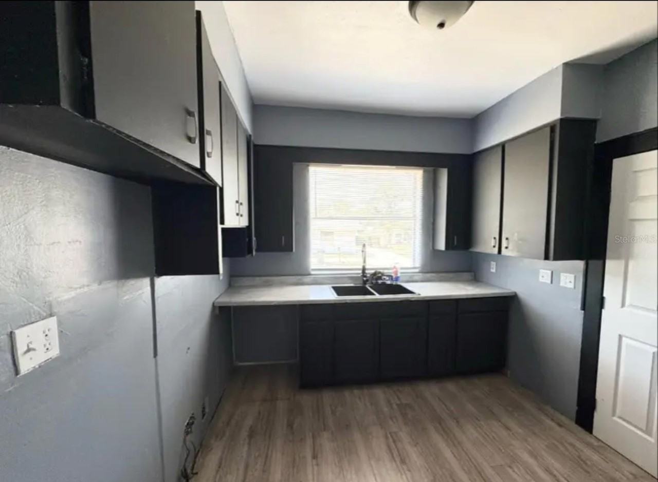 1047 Sycamore St - Photo 5 of 15