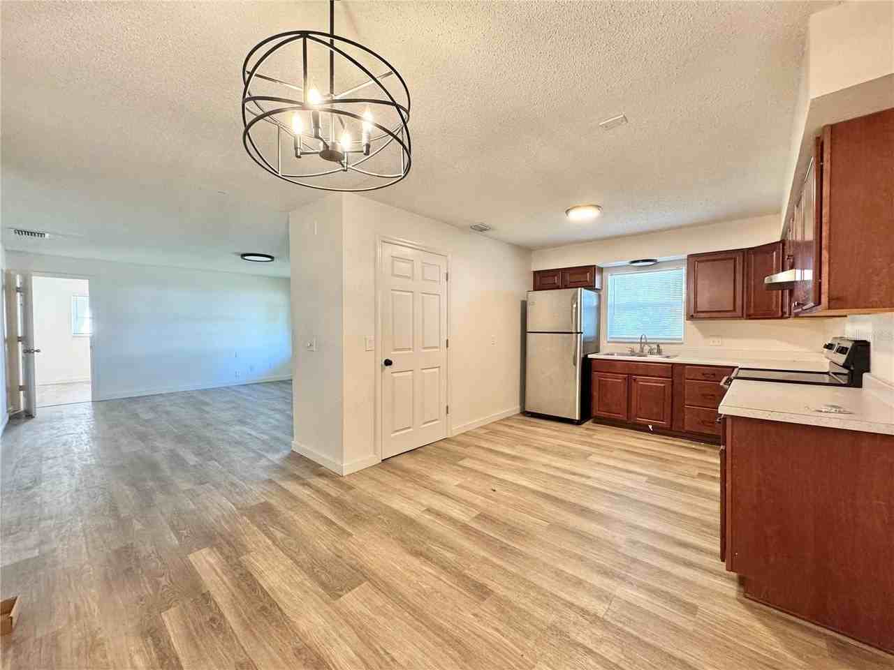 133 S Bulova Dr - Photo 6 of 12