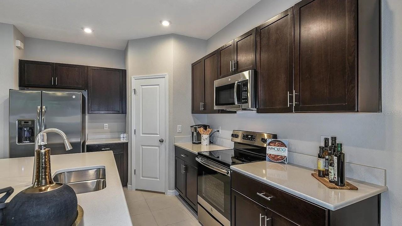 10557 Oakside Dr - Photo 3 of 13