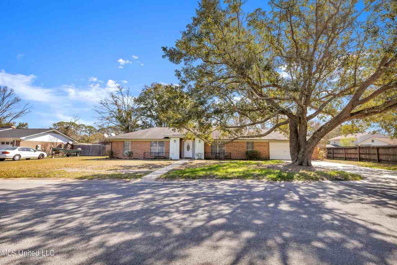 1204 Londonderry Ln - Photo 2 of 35