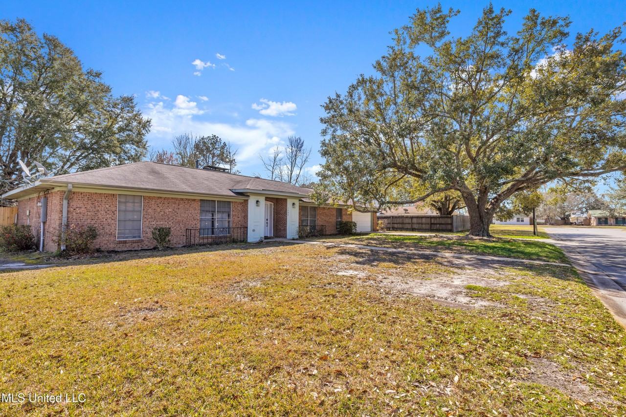 1204 Londonderry Ln - Photo 3 of 35