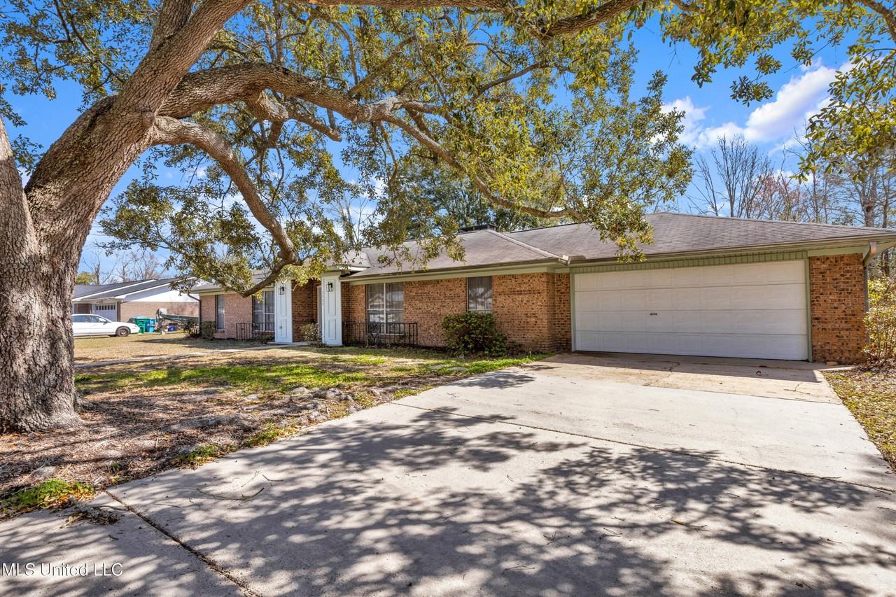 1204 Londonderry Ln - Photo 4 of 35