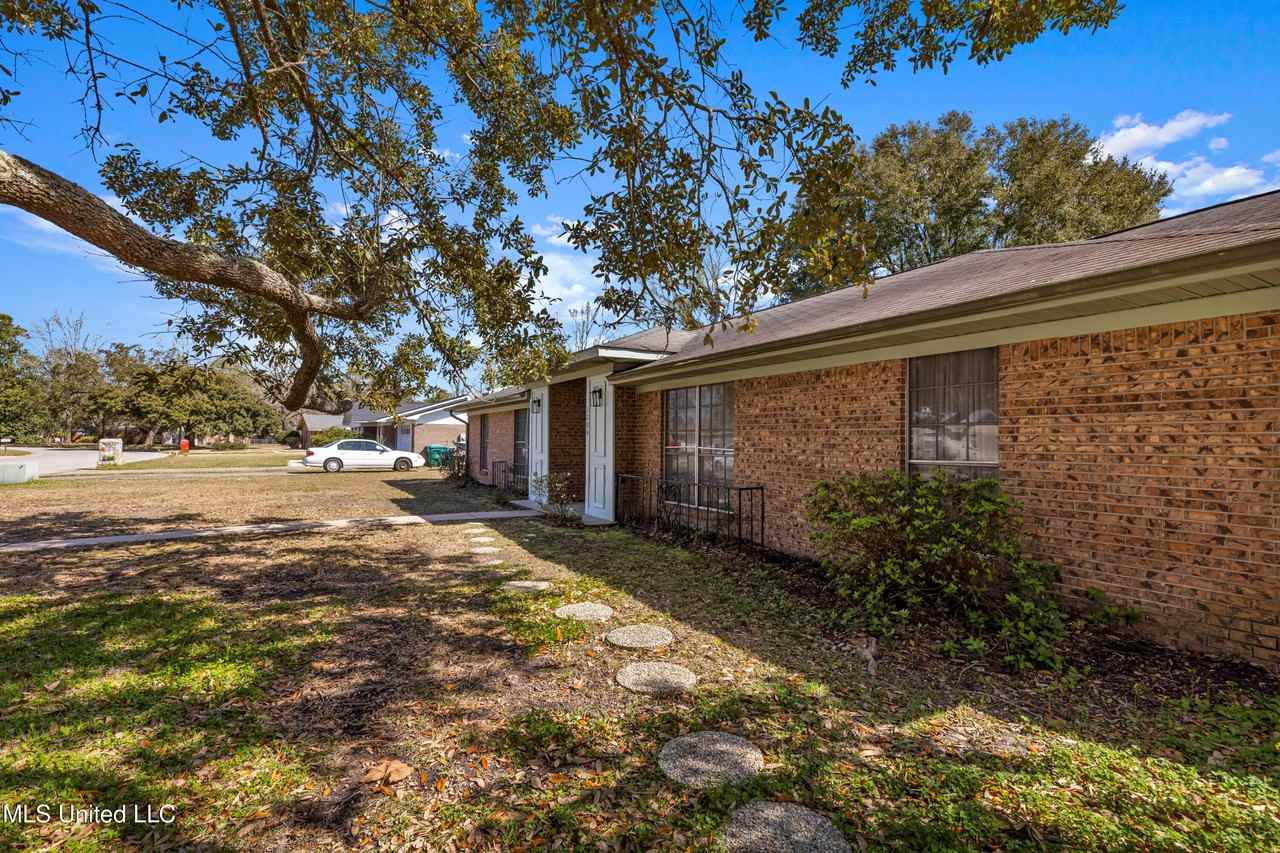 1204 Londonderry Ln - Photo 5 of 35