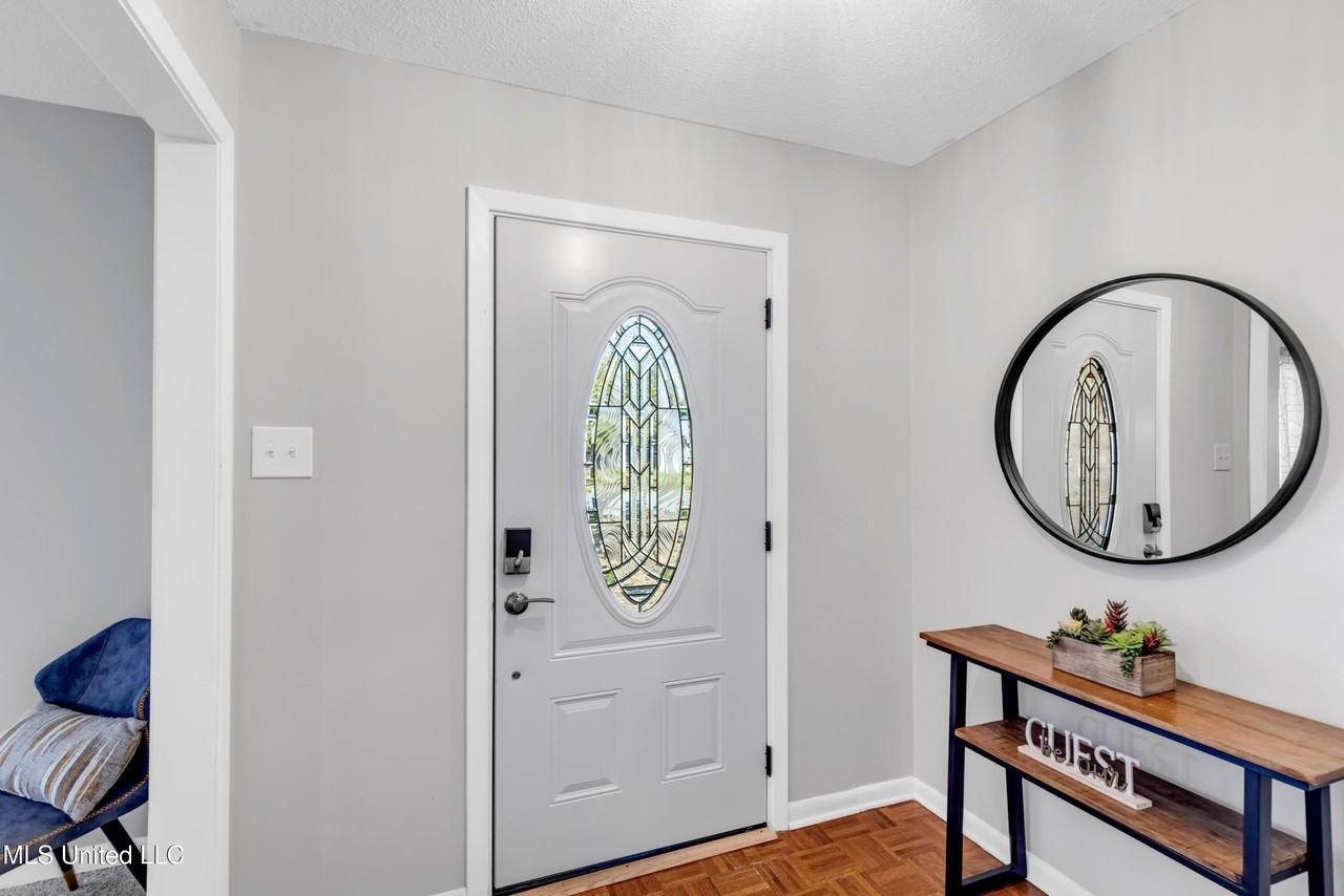 1204 Londonderry Ln - Photo 6 of 35