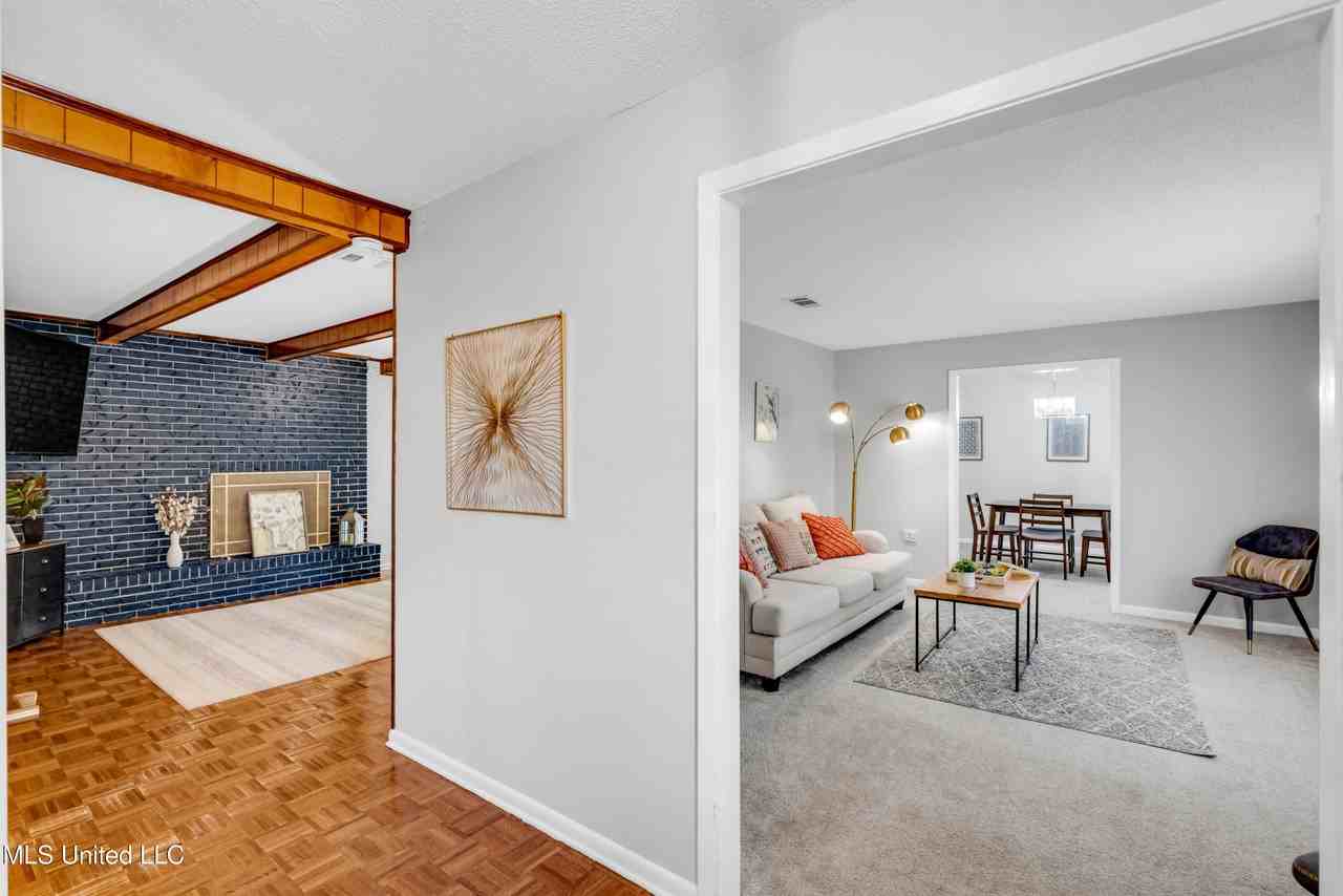 1204 Londonderry Ln - Photo 7 of 35