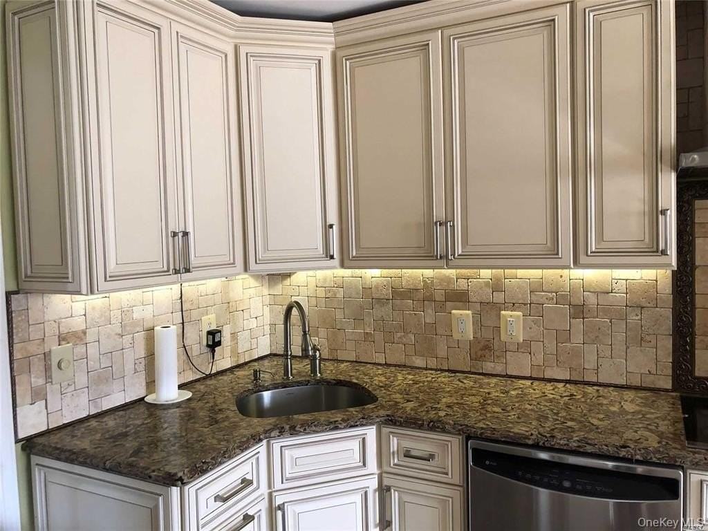 563 Albemarle Pl - Photo 6 of 35