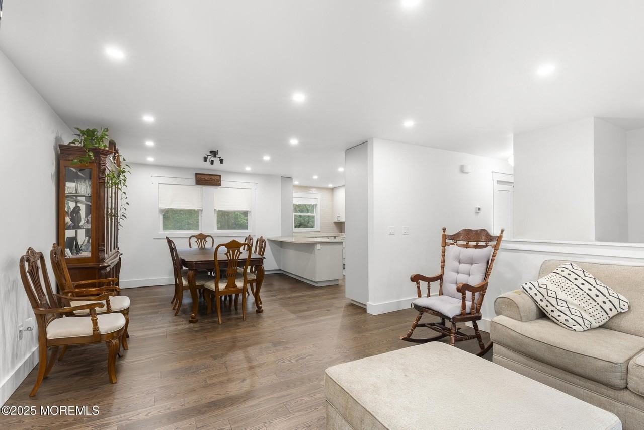 741 Lakehurst Ave - Photo 4 of 28