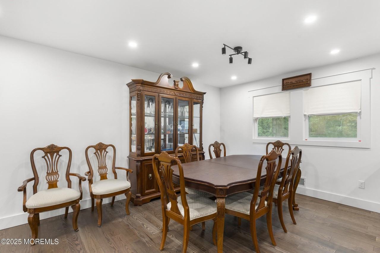 741 Lakehurst Ave - Photo 5 of 28