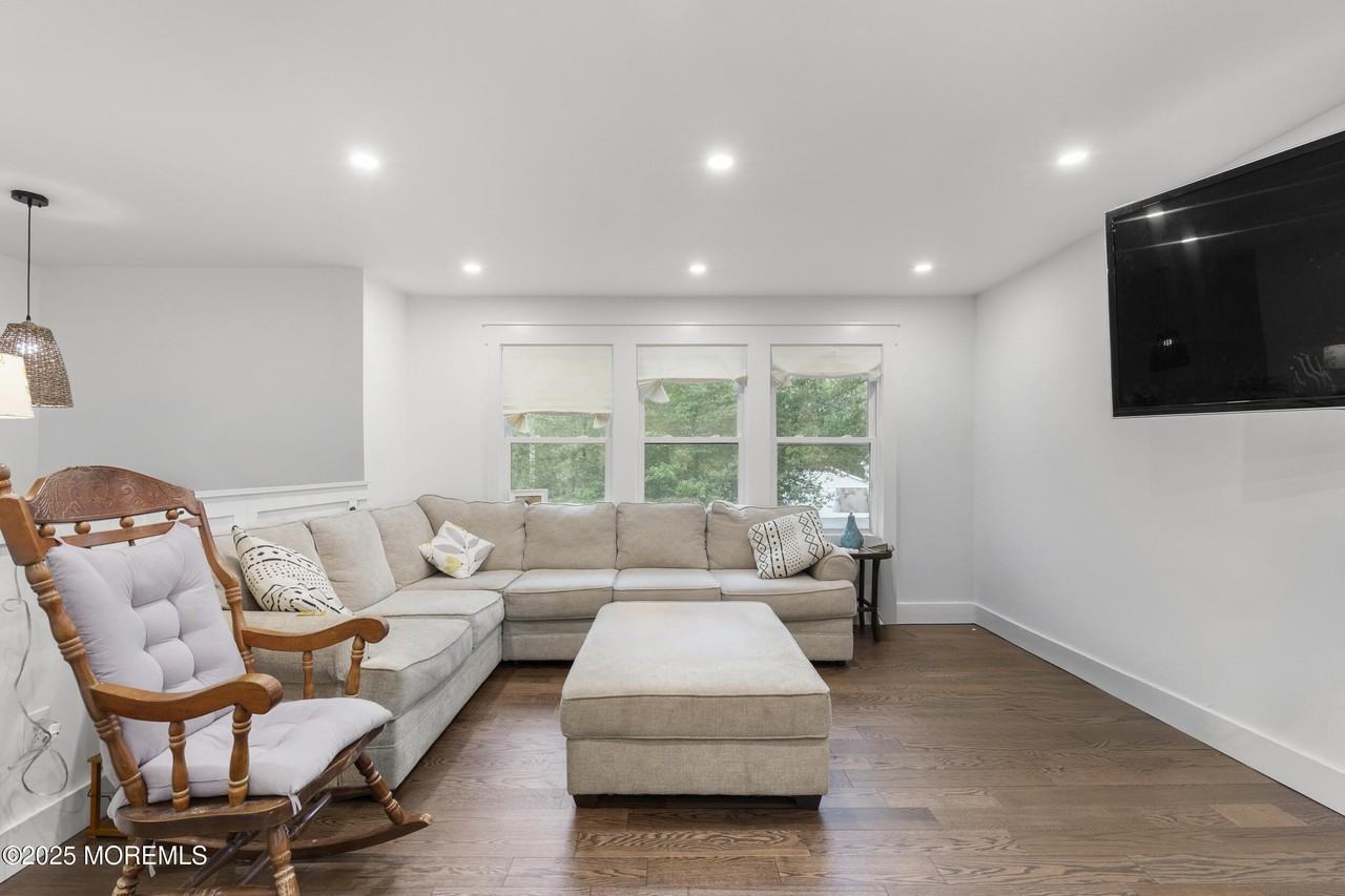 741 Lakehurst Ave - Photo 6 of 28