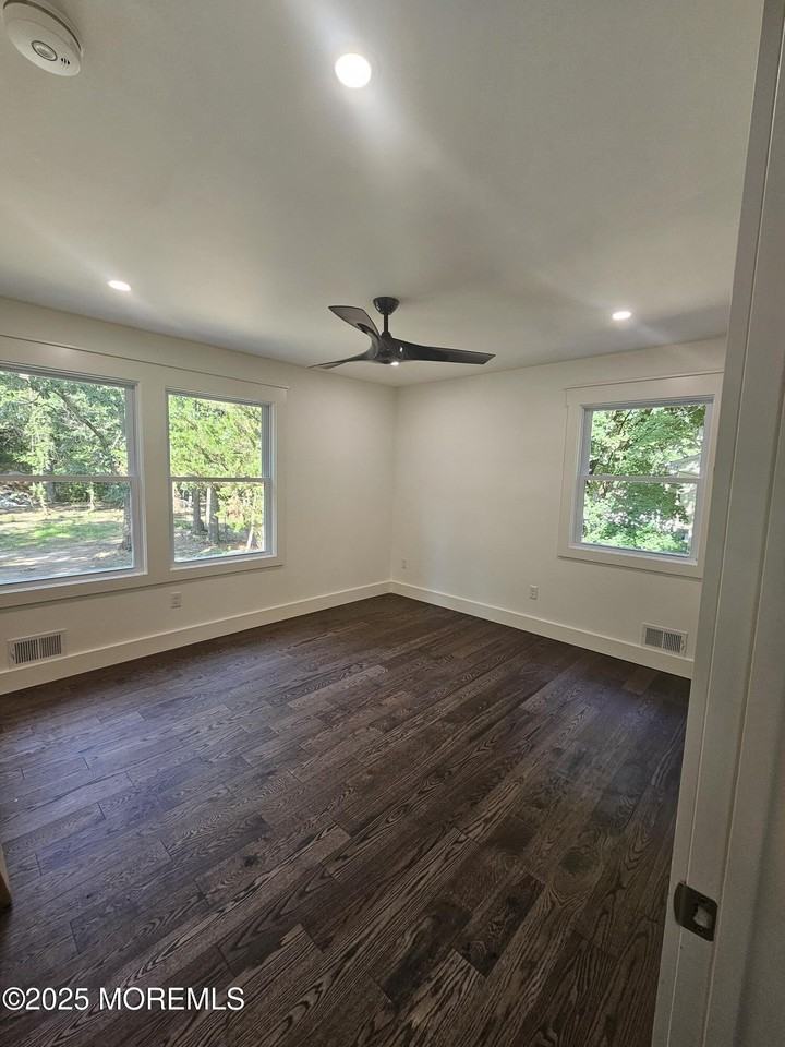 741 Lakehurst Ave - Photo 7 of 28