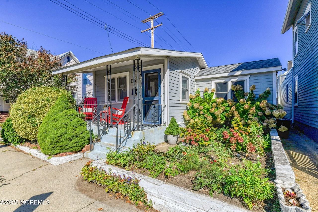 77 Abbott Avenue unit: Front - Photo 3 of 25