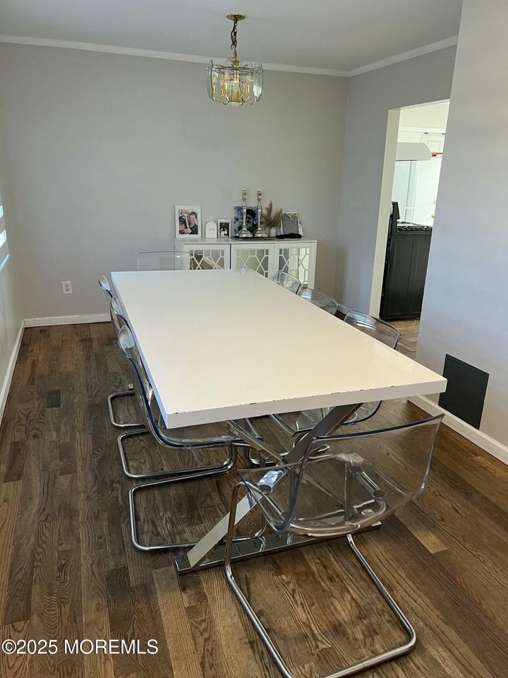 987 Woodgate Ave - Photo 3 of 10