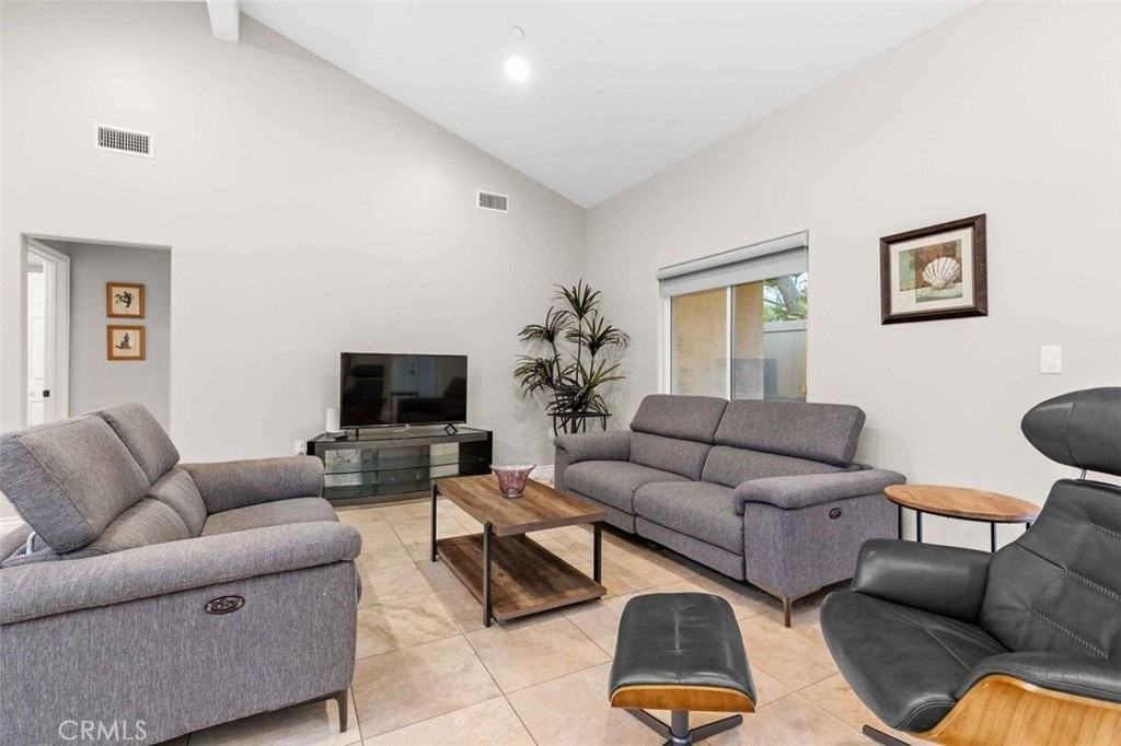 16577 Knollwood 16579 - Photo 4 of 28