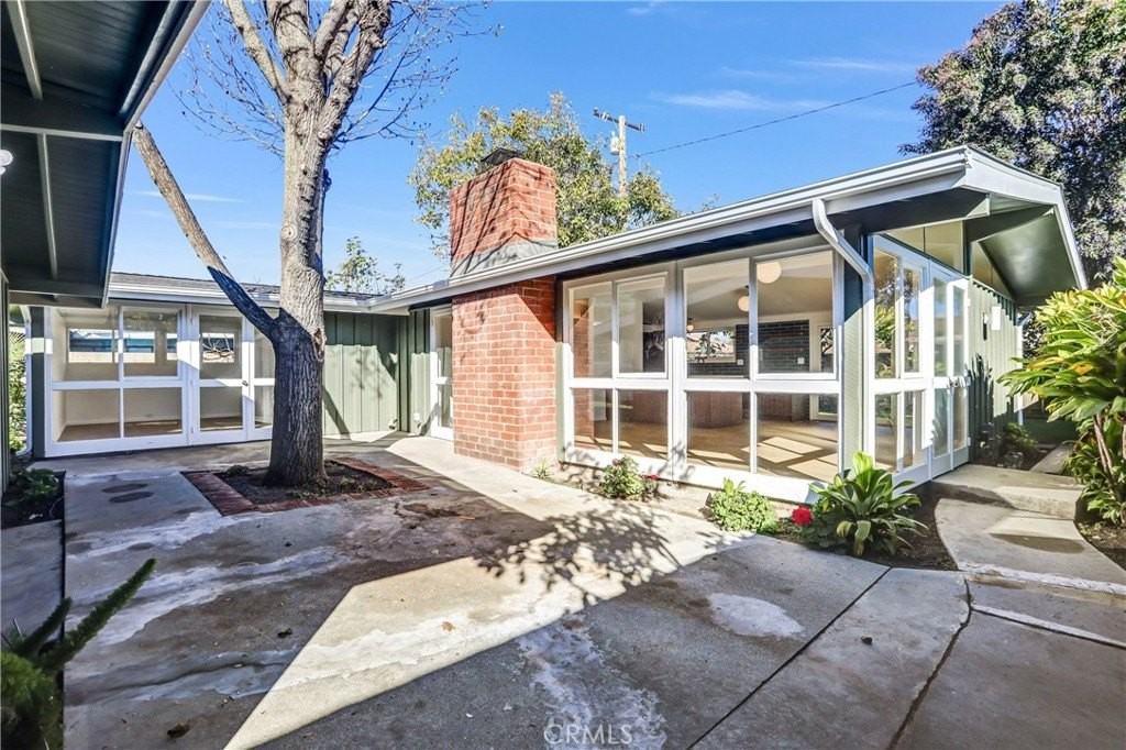 1891 Wright St - Photo 4 of 29