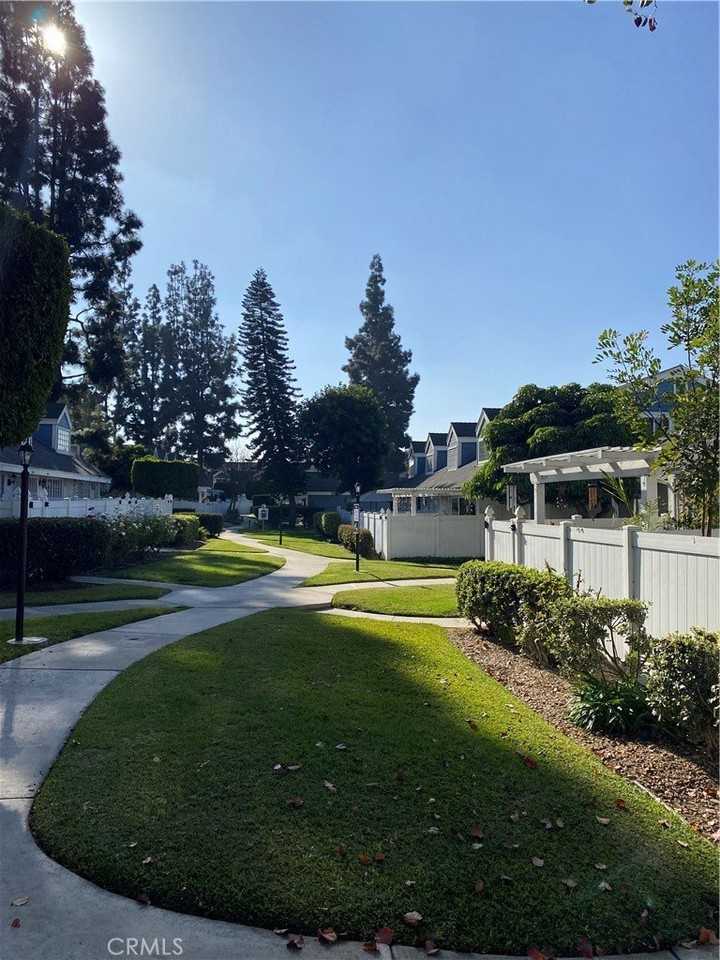 805 W Grondahl St #B - Photo 4 of 12