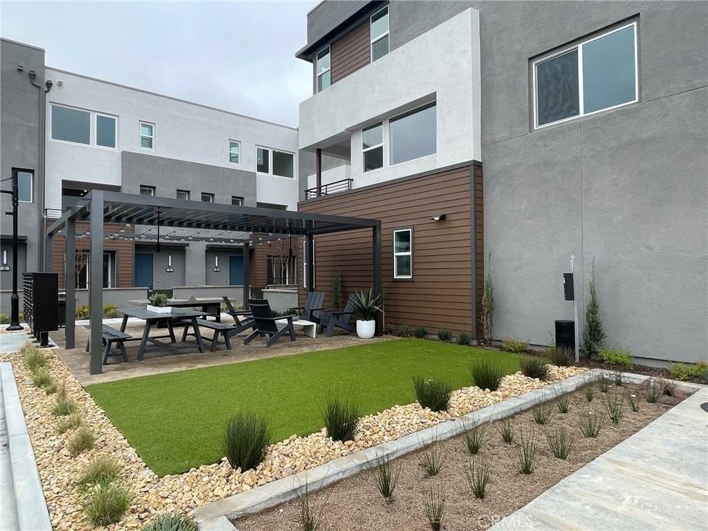 691 S Lyon St - Photo 2 of 17