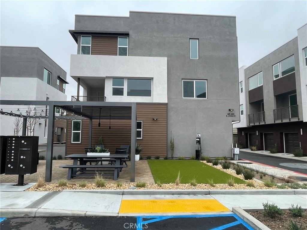 691 S Lyon St - Photo 3 of 17