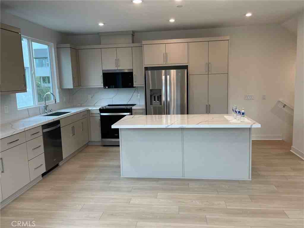 691 S Lyon St - Photo 5 of 17