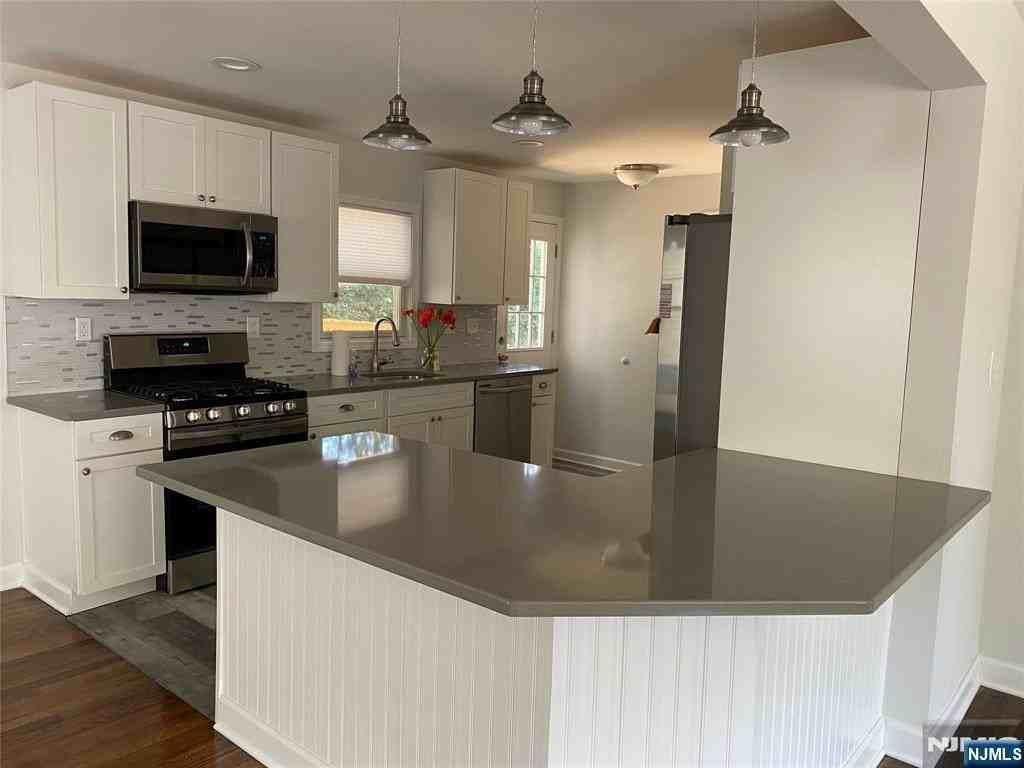 229 Livingston Ave - Photo 2 of 11