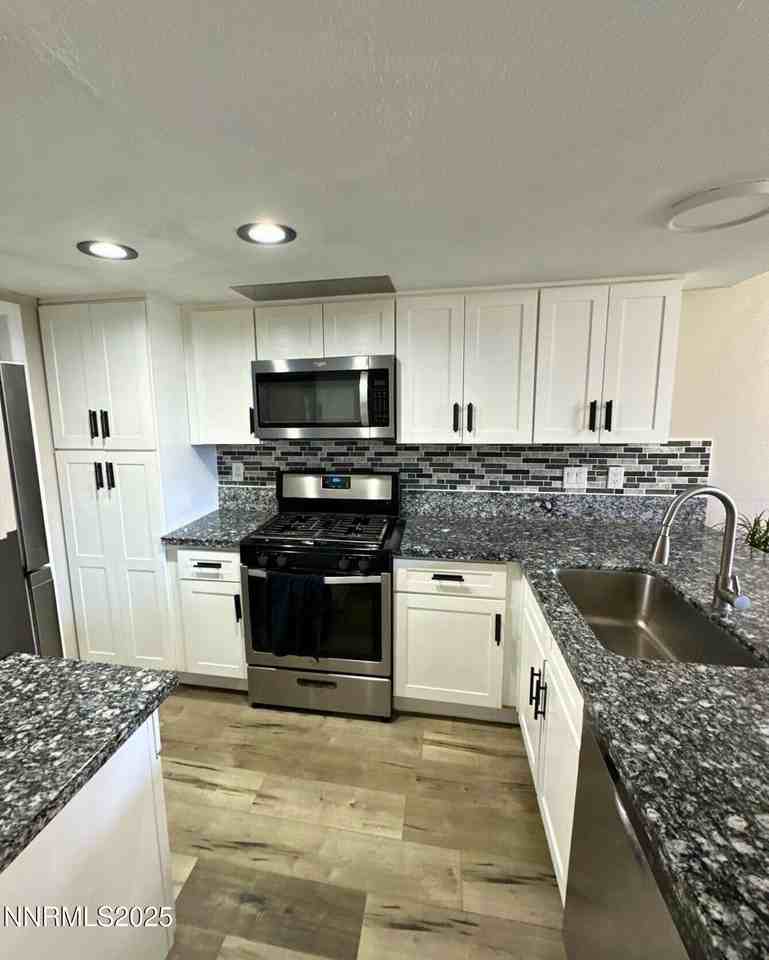 1725 Catham Ln - Photo 3 of 12