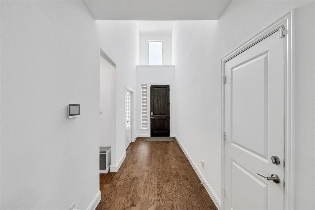 1921 Bristol St - Photo 5 of 38