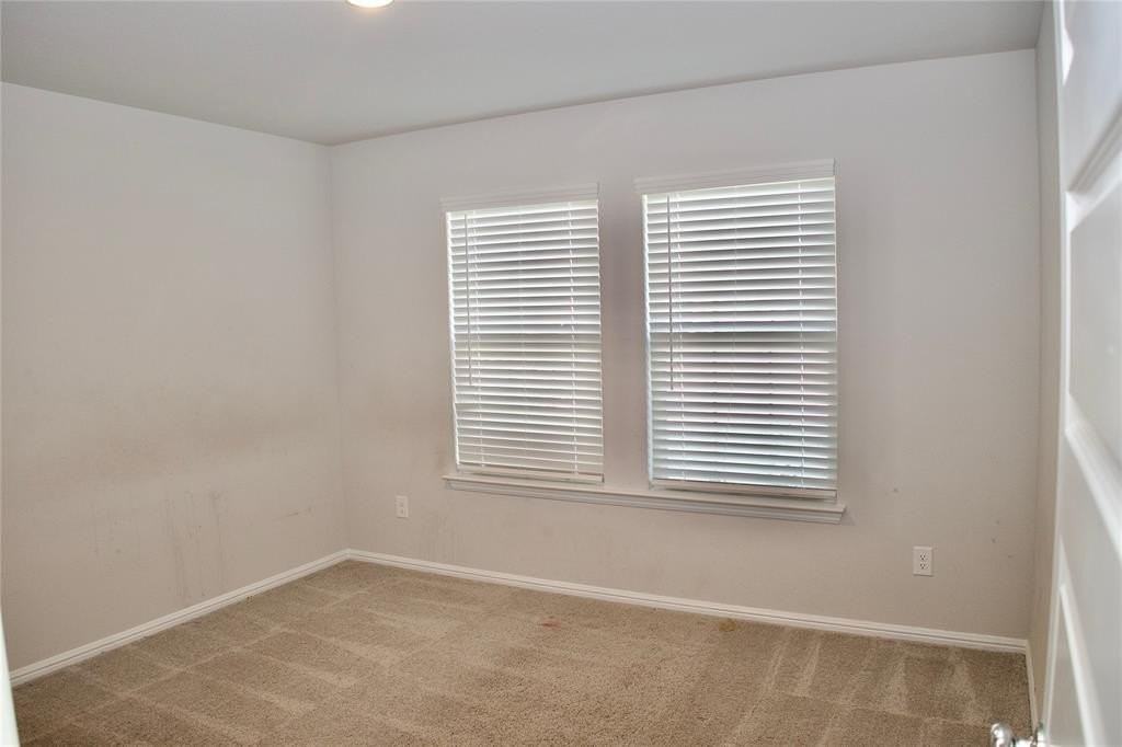 13092 Yellowstone Way - Photo 2 of 37