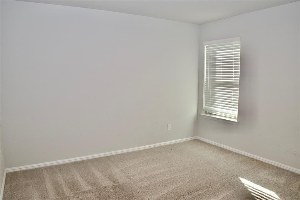 13092 Yellowstone Way - Photo 4 of 37