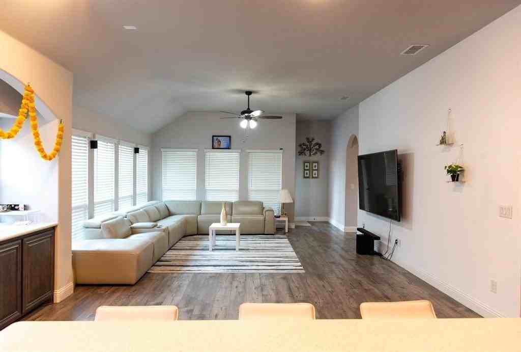 809 Woodview Ct - Photo 4 of 25