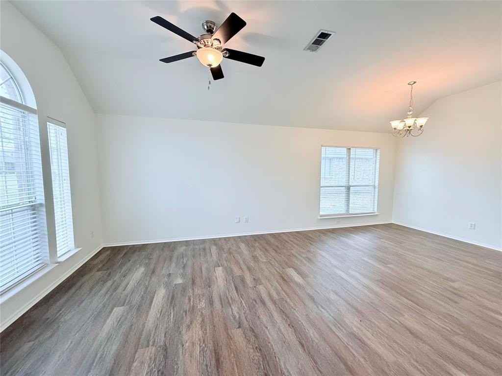 102 Magnolia St - Photo 4 of 25