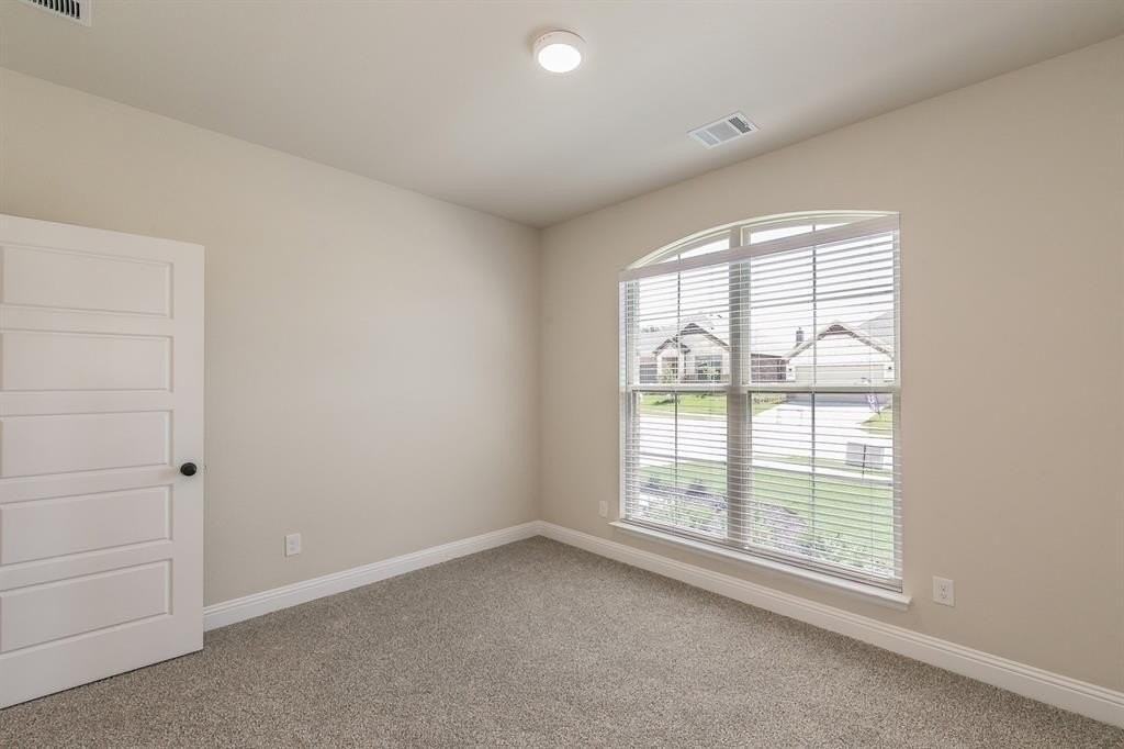 213 Navajo Trl - Photo 5 of 37