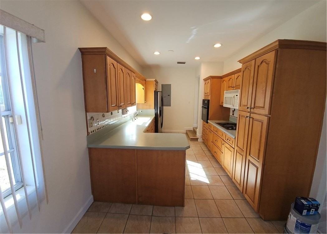 745 Schumann Dr - Photo 6 of 36