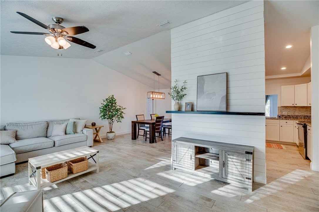 285 11th Ct - Photo 2 of 36