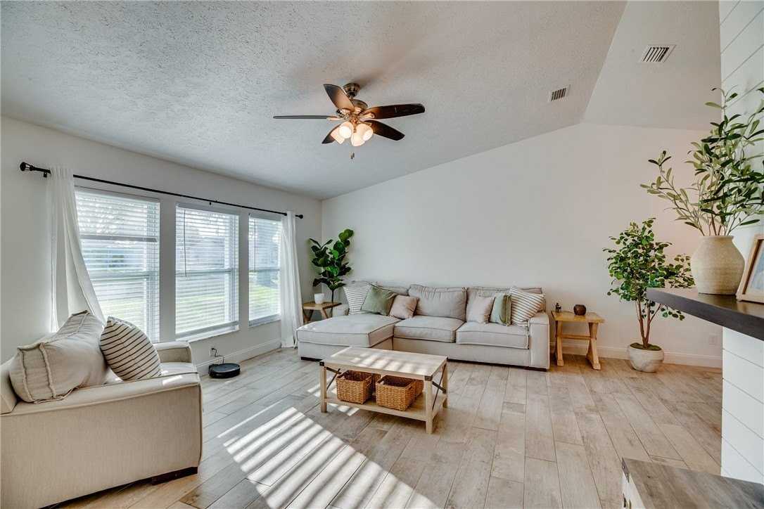 285 11th Ct - Photo 3 of 36