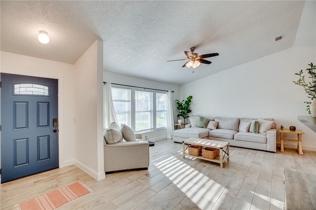 285 11th Ct - Photo 4 of 36