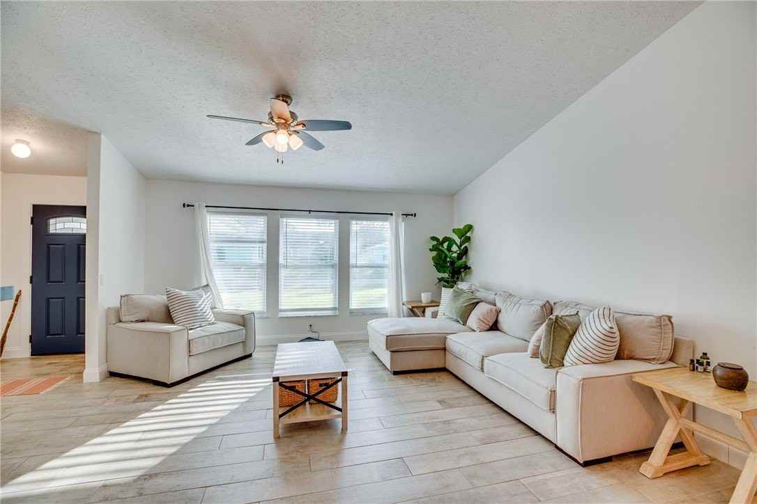 285 11th Ct - Photo 5 of 36