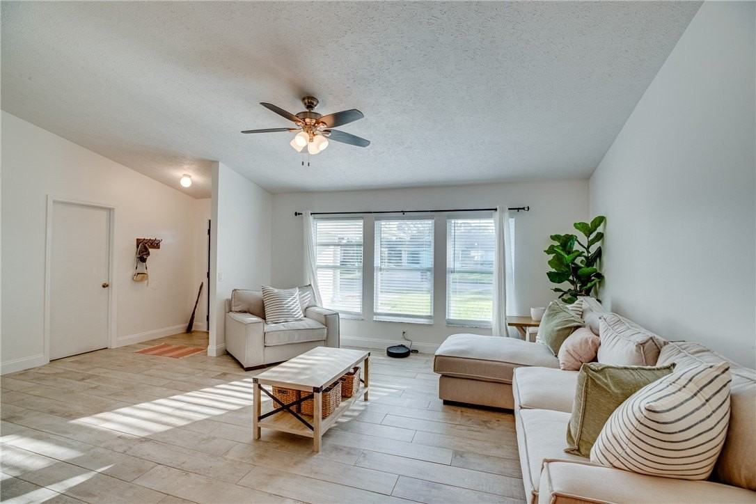 285 11th Ct - Photo 6 of 36