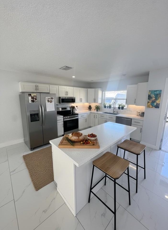 2346 Lakeshore Cir - Photo 2 of 14