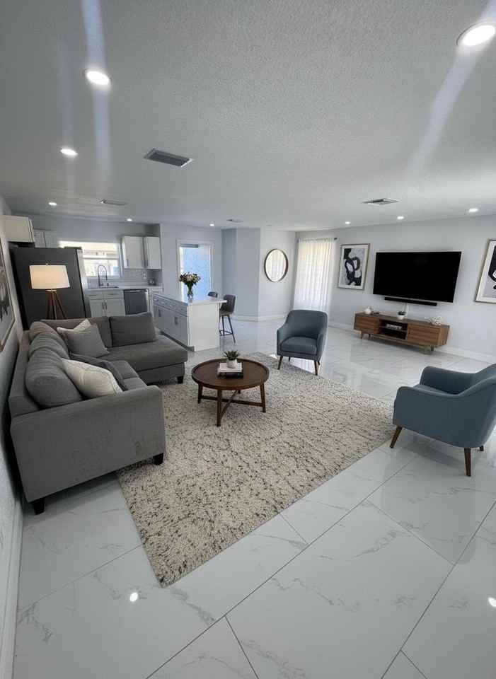 2346 Lakeshore Cir - Photo 3 of 14