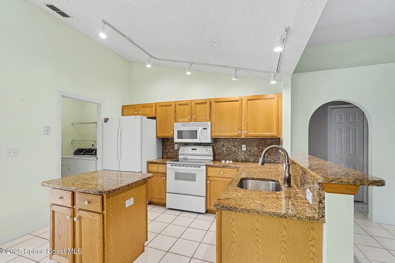 2441 Wolf Creek Dr - Photo 5 of 18