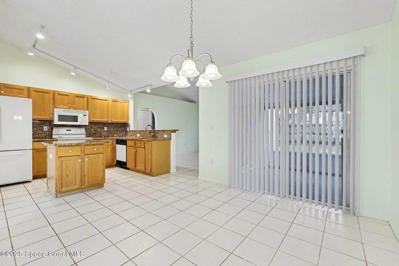 2441 Wolf Creek Dr - Photo 7 of 18