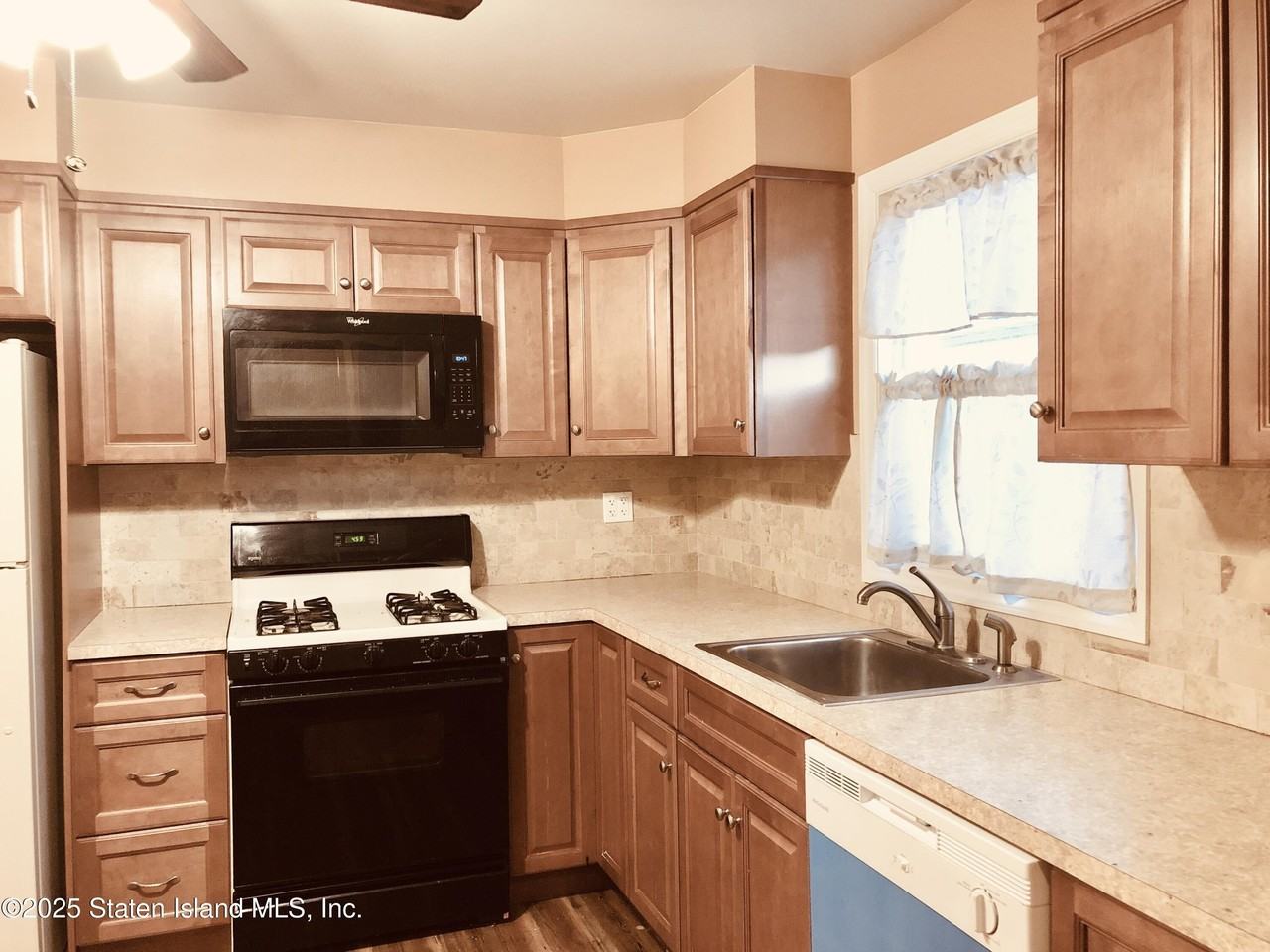 573 Armstrong Ave #2 - Photo 3 of 9