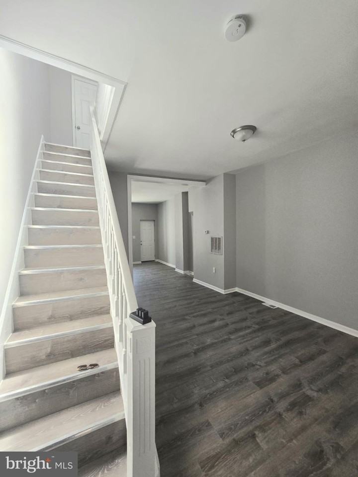 541 N Lakewood Ave - Photo 2 of 18