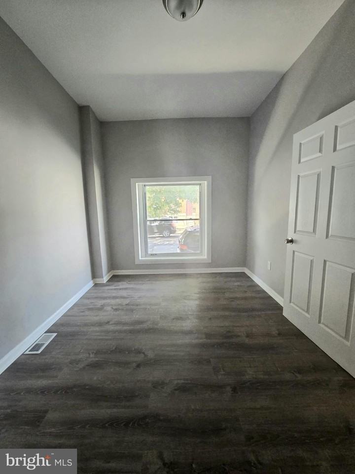 541 N Lakewood Ave - Photo 6 of 18