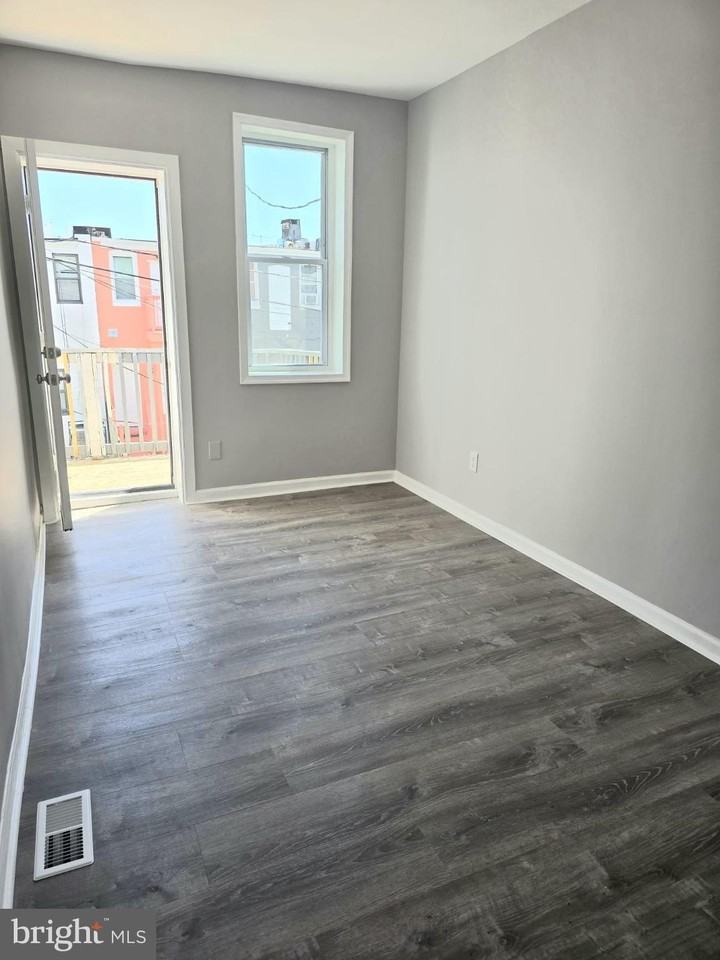 541 N Lakewood Ave - Photo 7 of 18