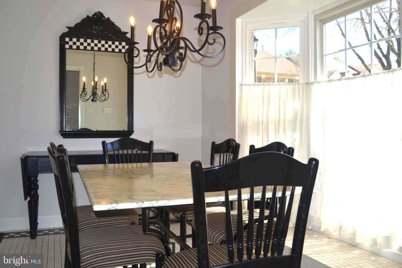 7407 Crestberry Ln - Photo 4 of 40