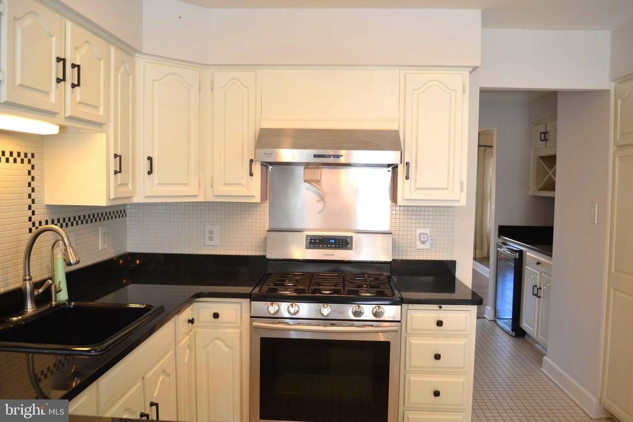 7407 Crestberry Ln - Photo 7 of 40