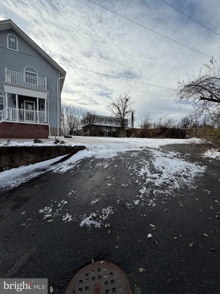 3003 Preston Ave - Photo 3 of 36