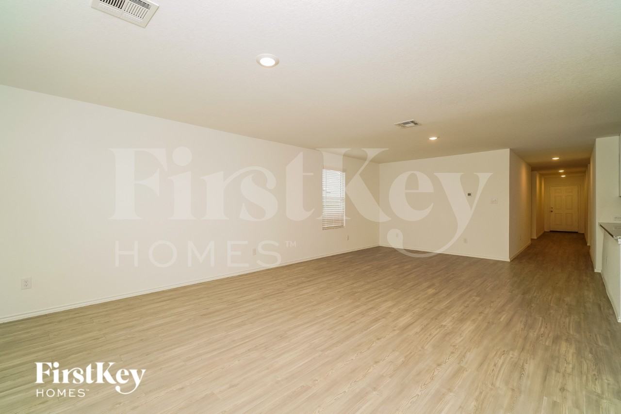 13022 Rosemary Cv - Photo 3 of 15